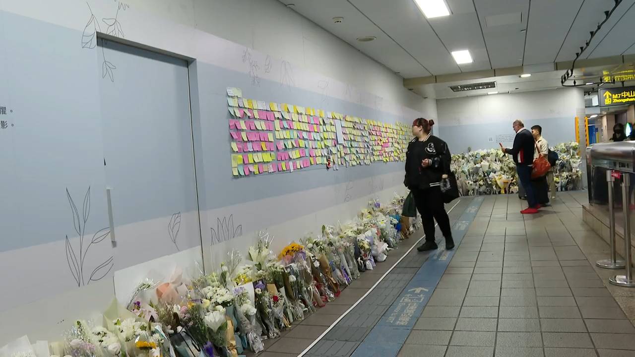 跨年前全面警戒 社會暴戾心碎父母淚2/追悼余家昶! 北捷台北車站M7出口設「臨時悼念牆」