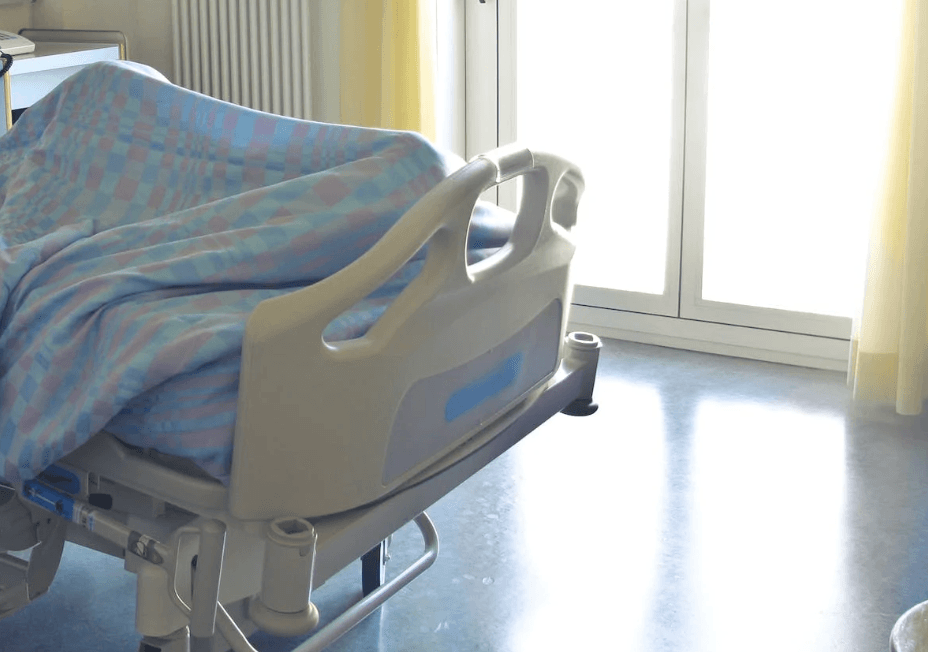 長照癱瘓妻7年…通緝犯被捕求警「讓我回家一趟」 幫她清完便溺歸案