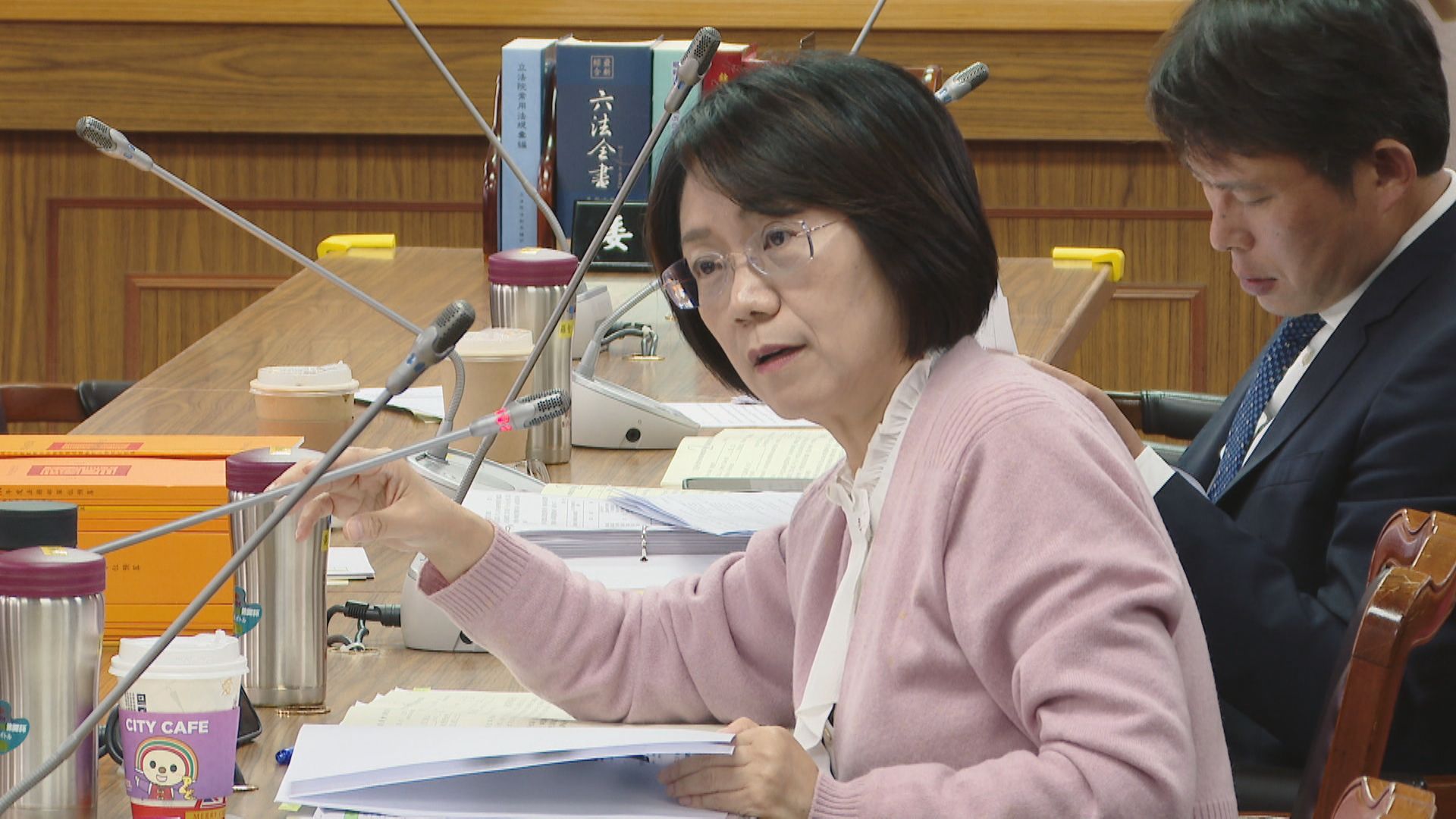 翁曉玲提案修法貪污5萬內免罰 律師曝漏洞:以後收4萬9999元