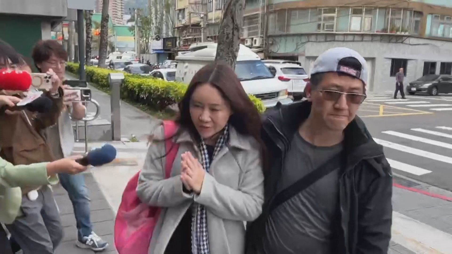 陳怡君涉詐助理費出庭 哽咽認罪喊「並非貪財」