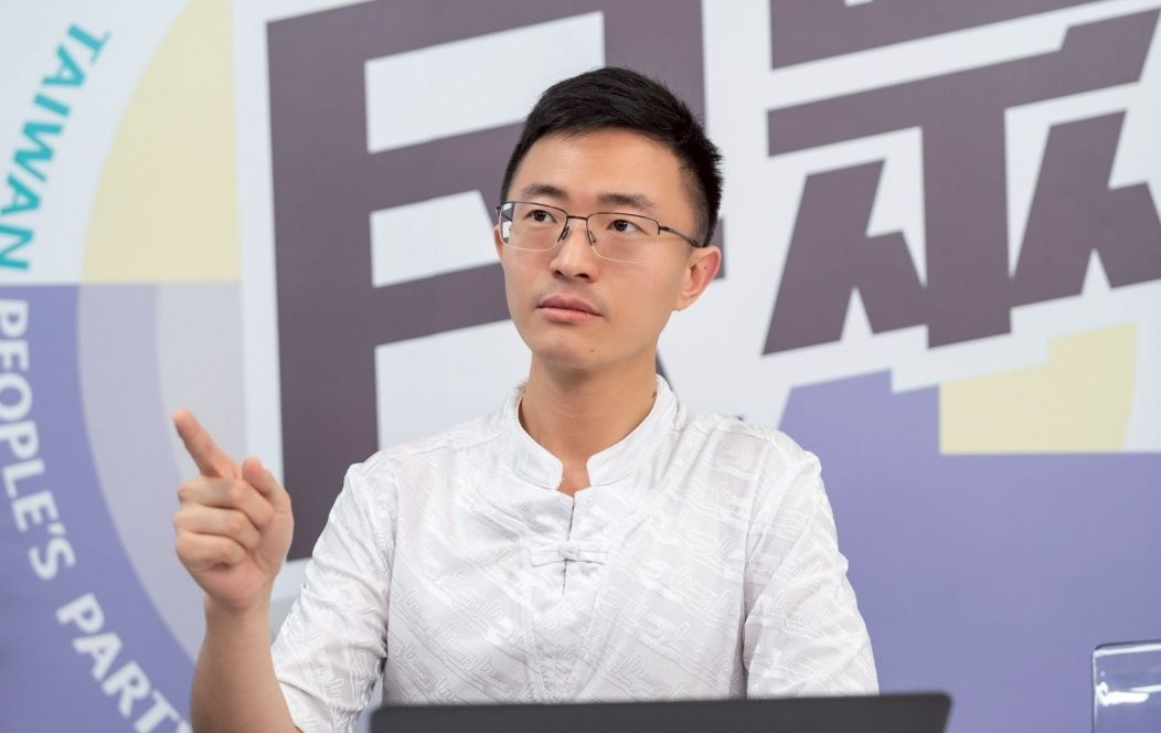 侯漢廷拋男女皆兵、服役2年 被吐槽「只當12天補充役」:笑死