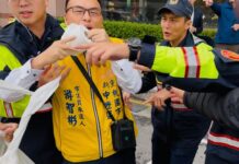 新黨游智彬衝綠營黨部抗議 衛生紙天女散花嗆王世堅:你爸是共諜