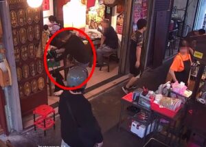 台中黑輪店顧客「包包掉出衝鋒槍」　警曝真相：已掌握身分