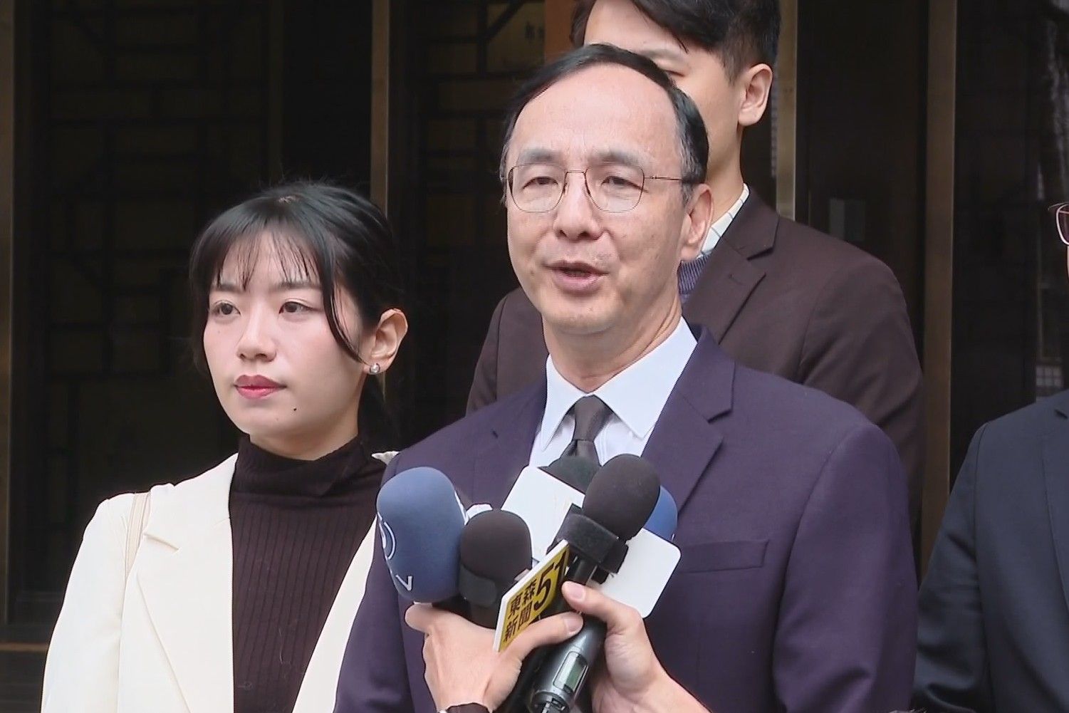 「聲援黃呂遭7度舉牌」違法集會案首傳喚 朱立倫赴北檢應訊後請回