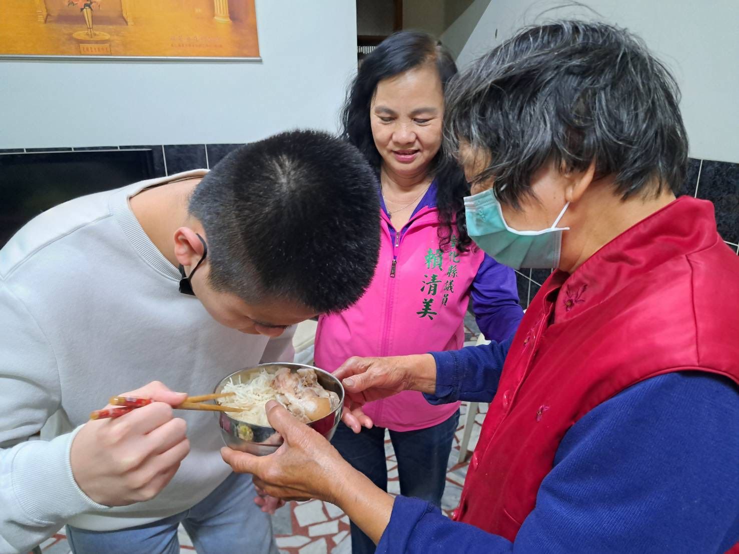 平安歸來!鹹粥嬤緊擁愛孫 他哭諾找正當工作、不敢出國了