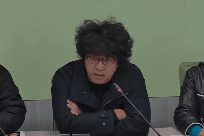 遭陌生男強光錄影嗆聲 沈伯洋報案:波及家人不應在台灣發生