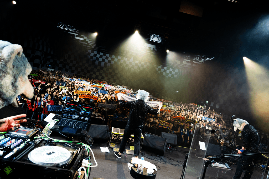 MAN WITH A MISSION台北開唱　吃熱炒喝台啤嘗「有鬍子」的滷肉飯