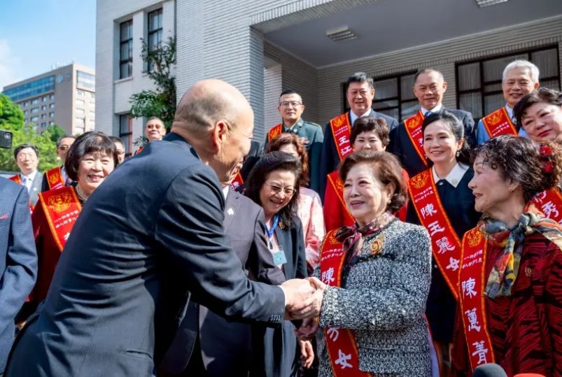 韓國瑜幫好人好事代表陳淑芳開路 不敢想合拍廣告:怕阿嬤不要我