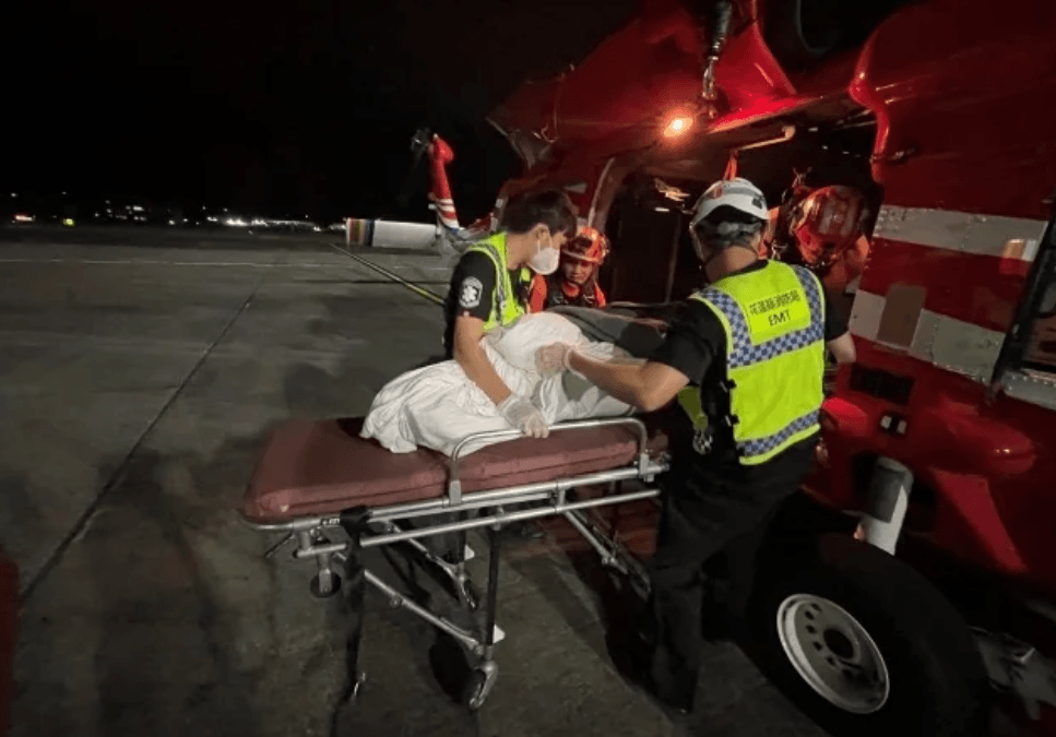 麗星郵輪旅客浴室跌倒無意識 黑鷹直升機風雨中救援