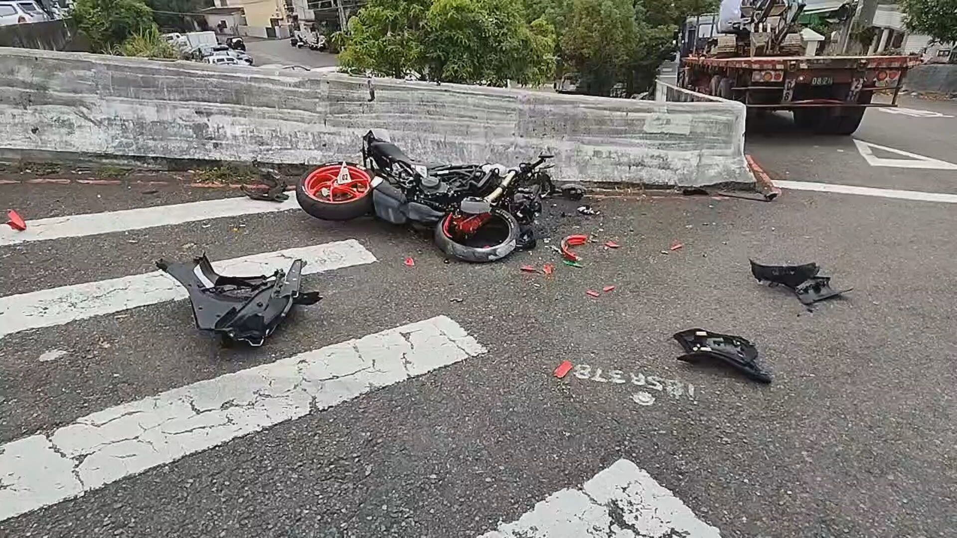 驚悚直擊!毒駕害命1死2傷 騎士噴飛墜橋2/20歲男騎重機自撞摔橋下 高低落差一層樓頭部重創亡