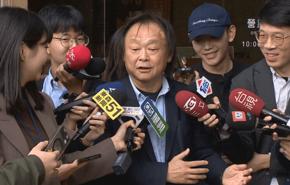 王世堅「臉貼OK繃」曝被愛貓嚇到受傷 貓奴反道歉「頭殼有洞」