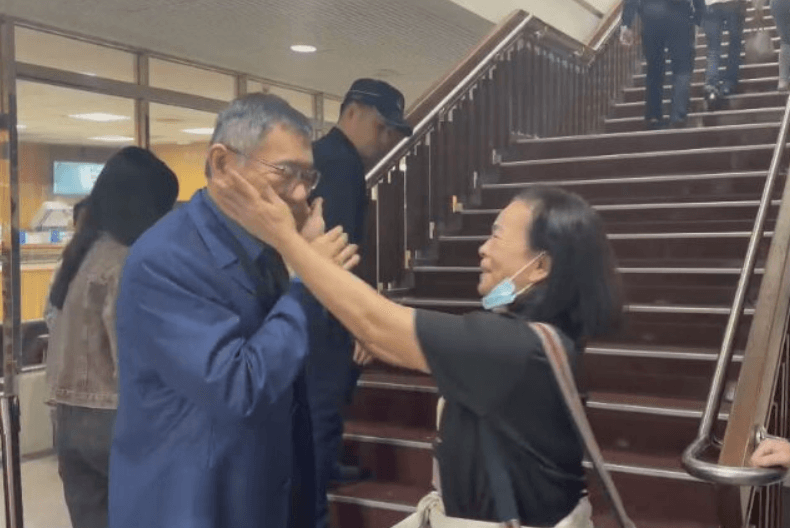 張雪如聲援柯文哲「雙手搓臉」 粉專轟不尊重、網友看法兩極