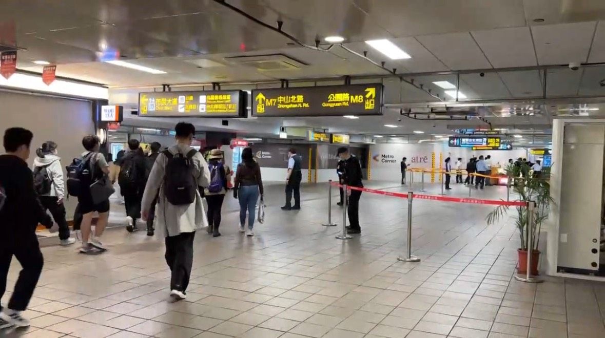 捷運北車出口遭丟煙霧彈1人送醫搶救 警鎖定戴防毒面具嫌