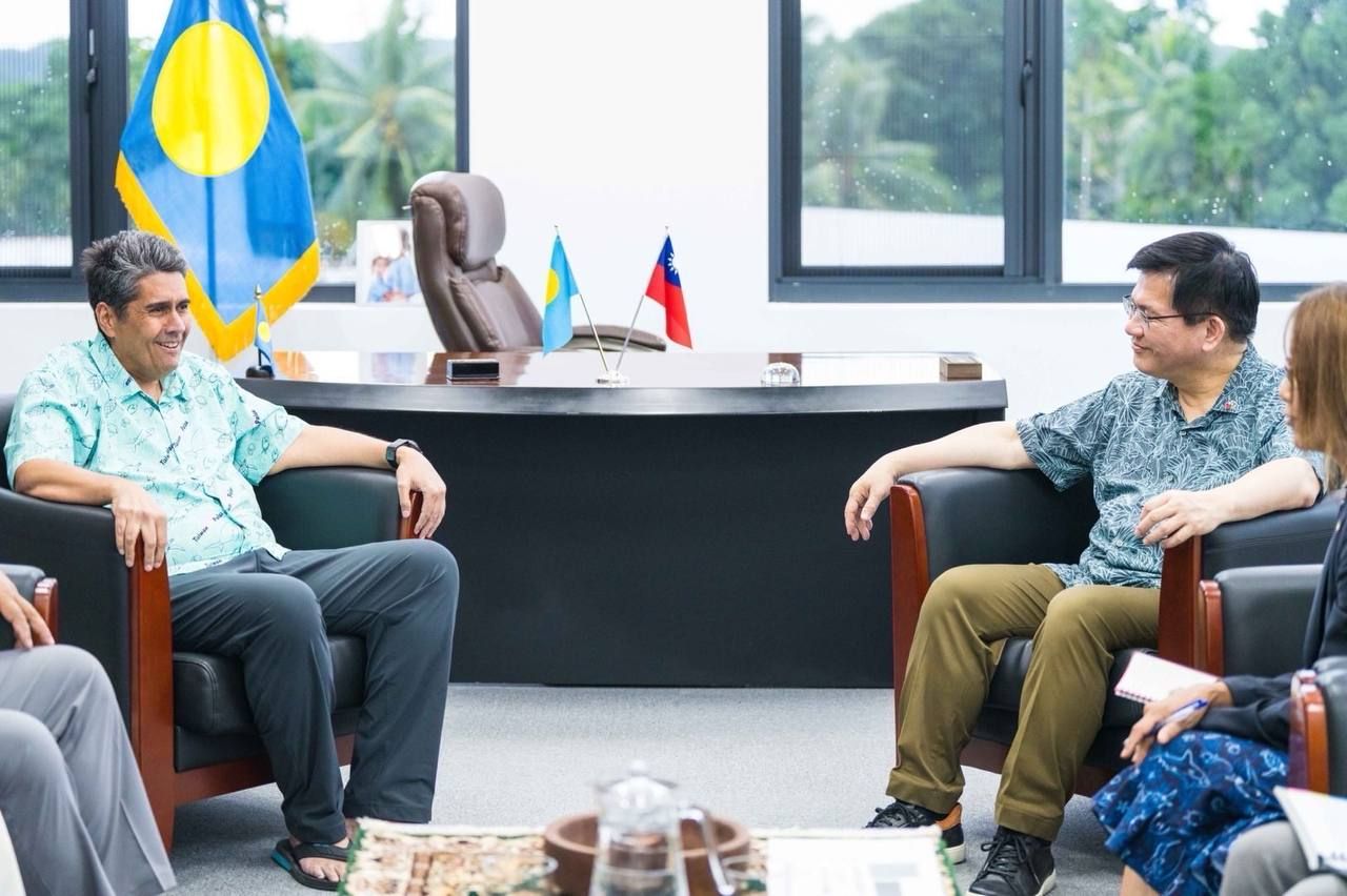 圓帛琉30年夢!林佳龍見證首座高爾夫球場簽約 台企進駐總統府旁