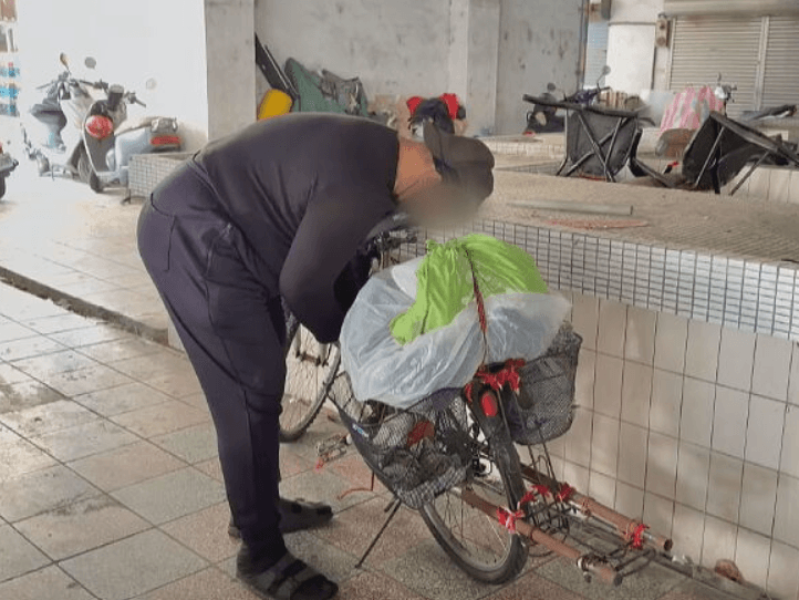 「忍者哥」揹武士刀現身耶誕活動 台南警盤查:塑膠製無殺傷力