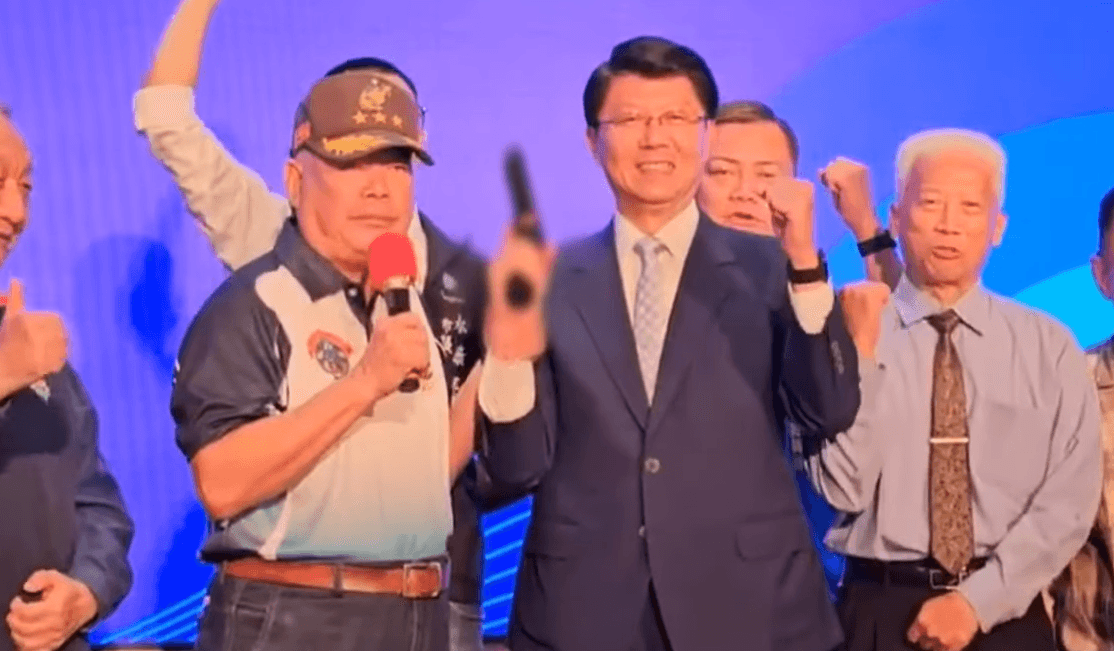 季麟連送手槍挺謝龍介 林楚茵轟國民黨「暴力集團代言人」