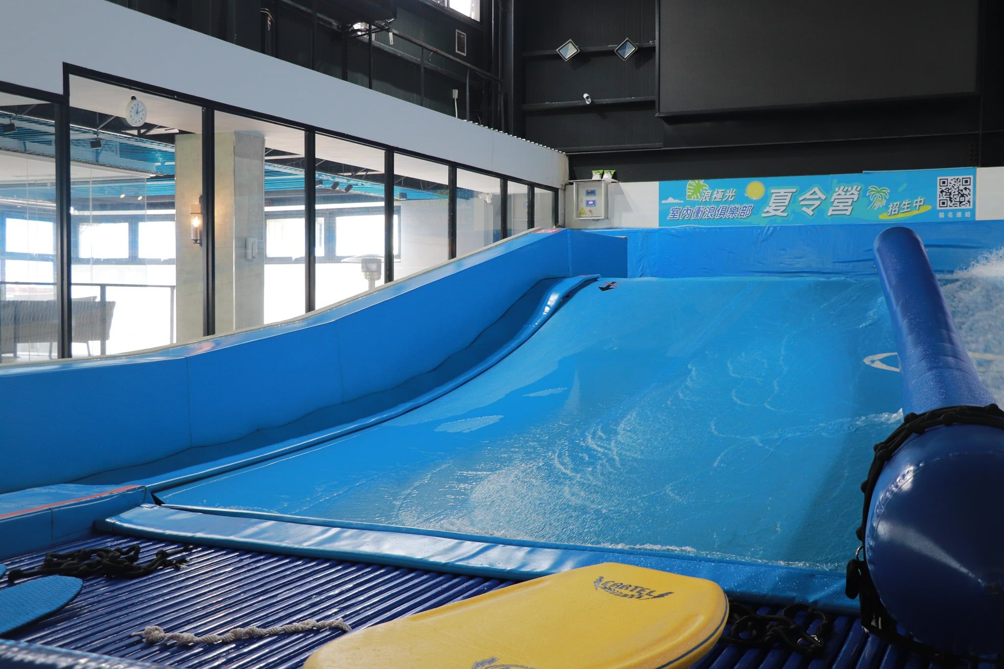 女工程師室內衝浪染食腦蟲就醫6天亡 家屬求償千萬業者免賠