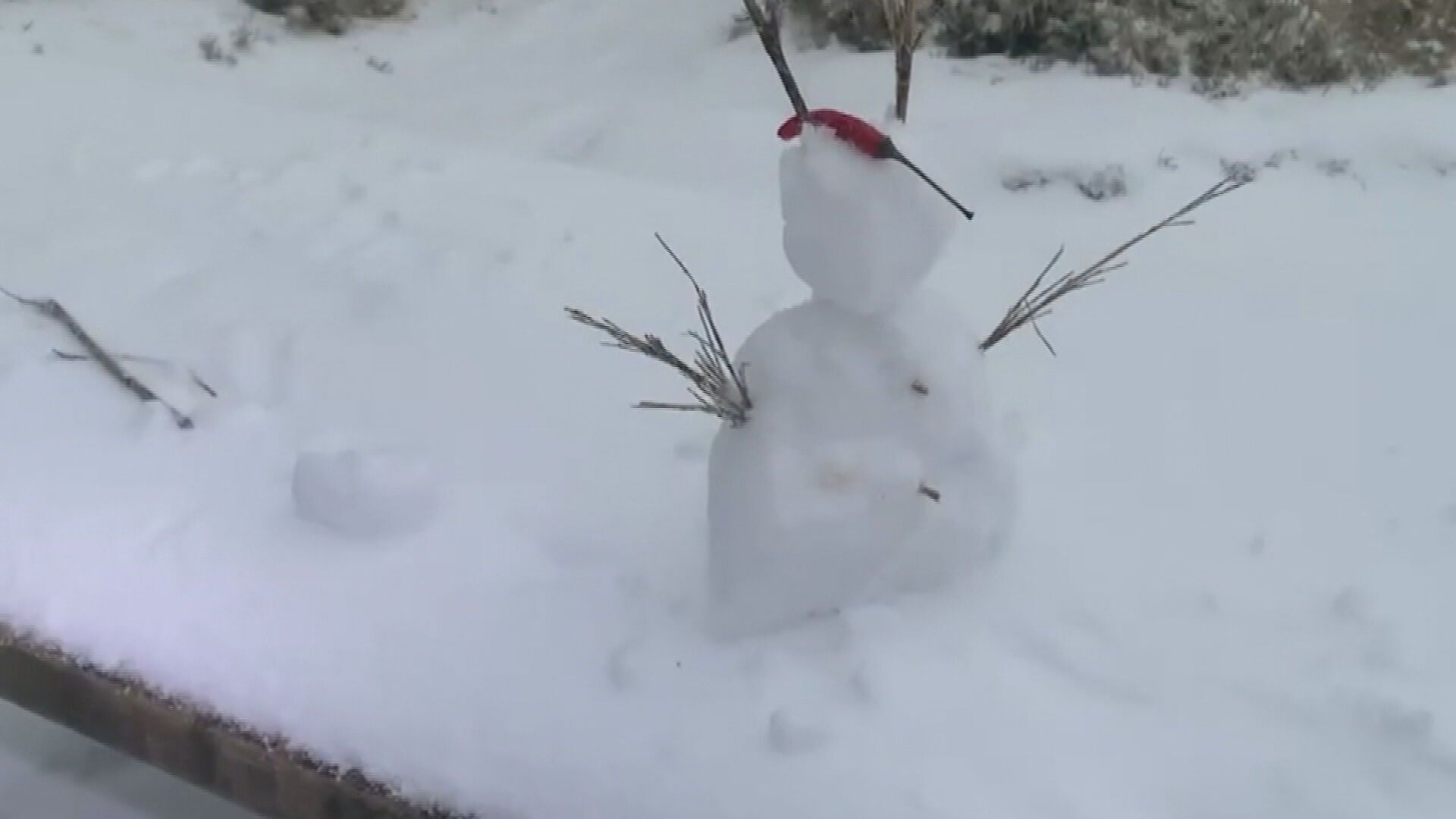 玉山合歡山銀白世界 嘉明湖迎初雪2/雪霸桃山下雪了厚4公分 過夜登山客興奮堆雪人