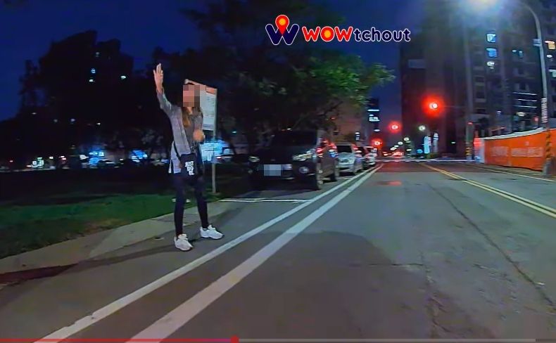 女「人肉佔位」見閃燈還不動 車主倒車一氣呵成酸:真以為我不敢