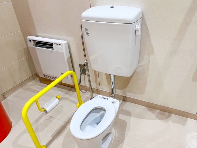 一坐就垮!牛排館馬桶破裂害重摔 佛州男忍痛求償156萬元