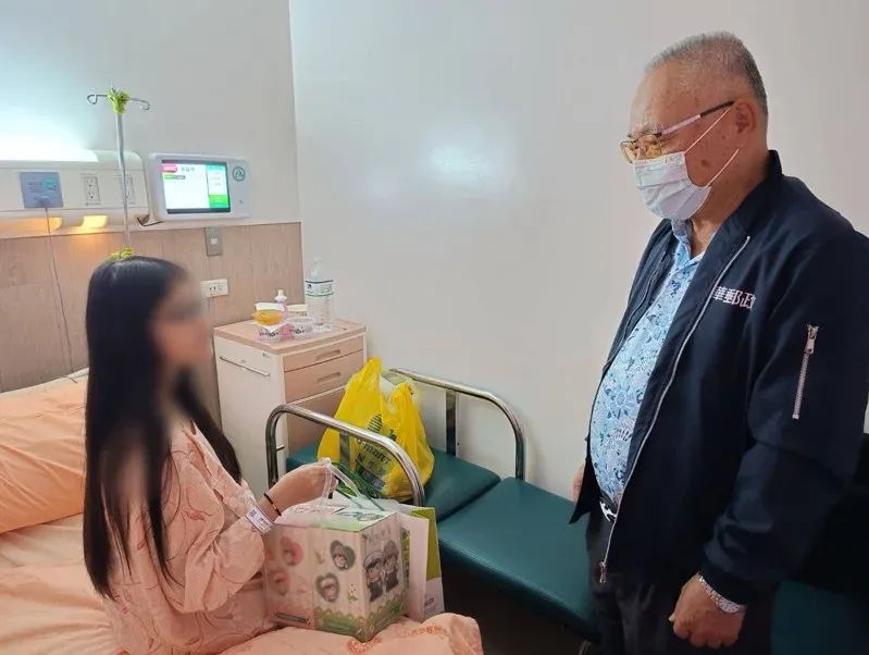 孕婦郵局辦事羊水突破裂 熱心民眾築「人牆」守護男嬰出生