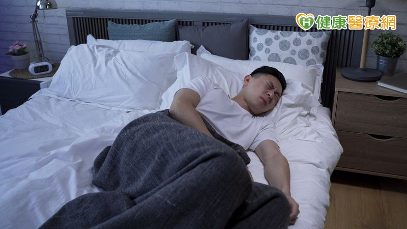 夢到被狗追!5旬男摔下床瘀青 醫見5症狀不單純:恐巴金森早期