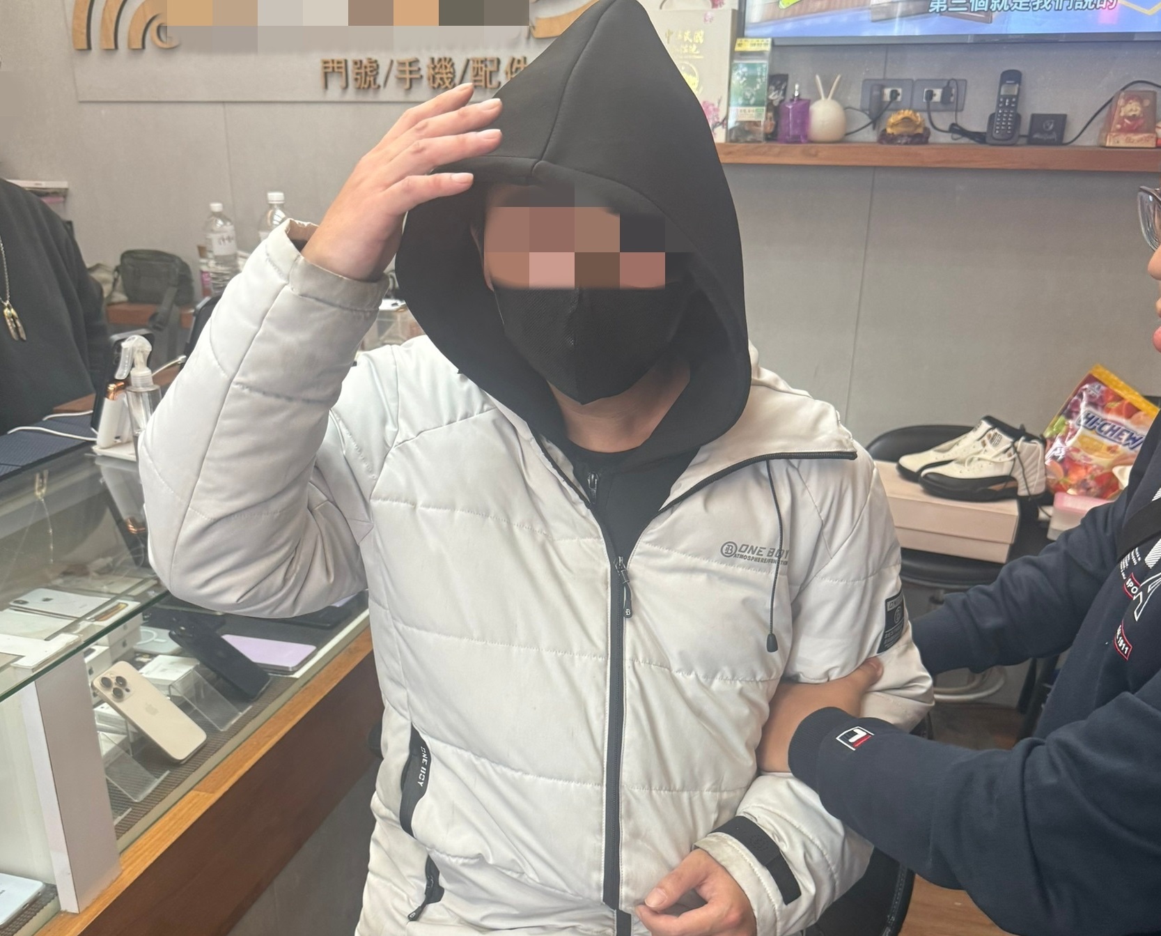 中壢男缺錢「連偷2支手機」 來不及變賣就被逮 ge5g45w4r