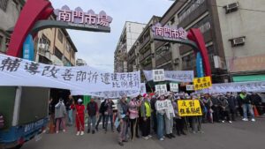 桃園南門市場周邊道路啟動整頓 外攤抗議「粗暴驅趕」影響生計