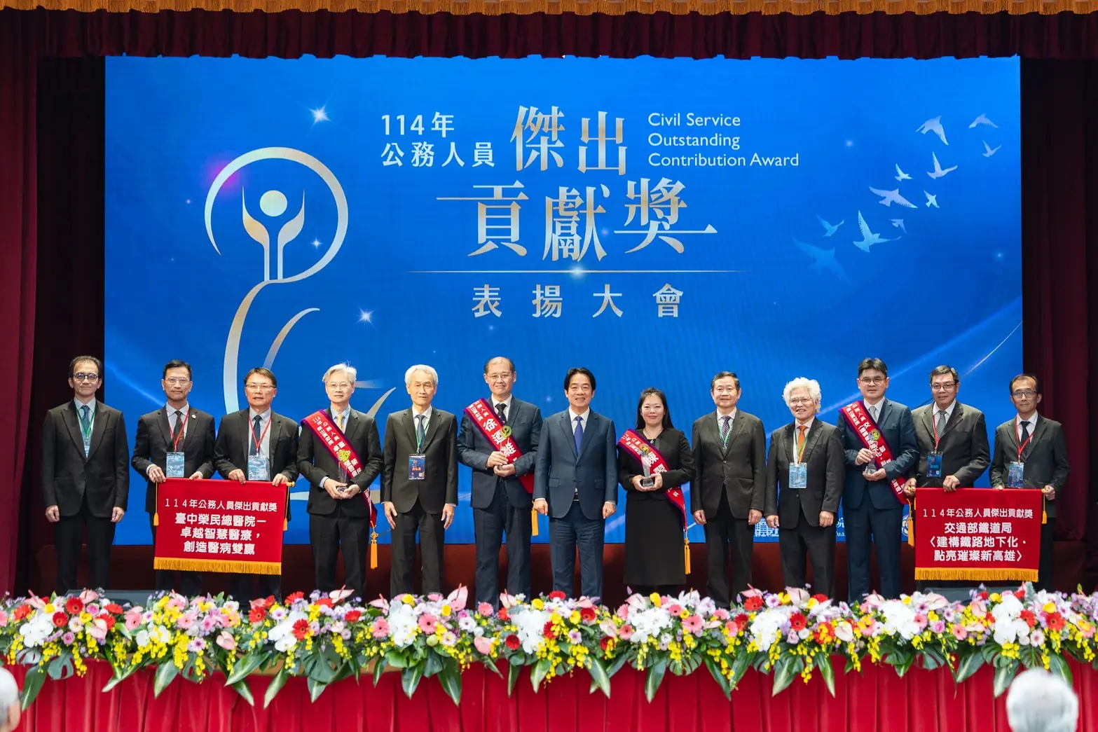 桃園全齡特色共融公園重要推手 工務局科長陳翠慧獲頒公務人員傑出貢獻獎 ↑桃園工務局陳翠慧科長榮獲114年度「公務人員傑出貢獻獎」