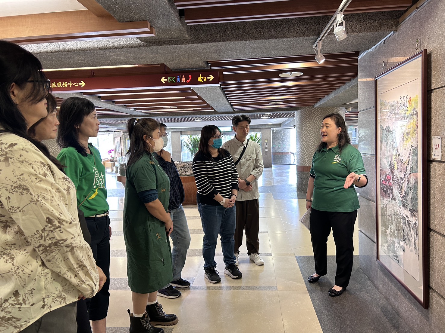 創世工作人員進行畫作導覽。 0