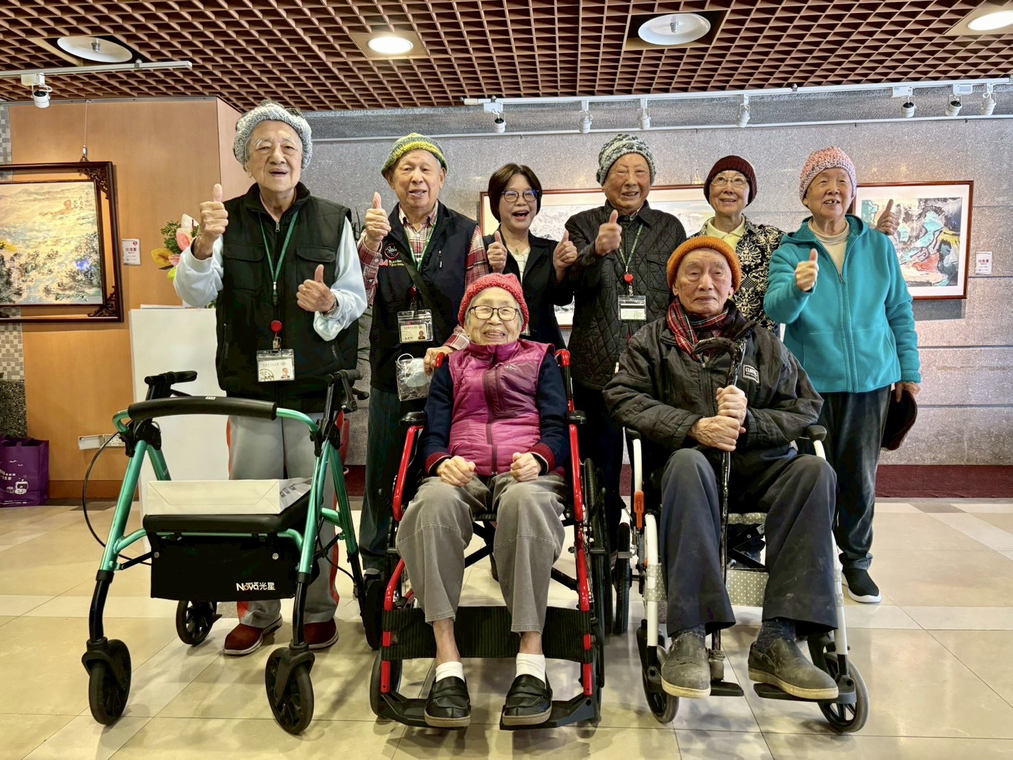 創世致贈6位長庚養生村人瑞長者義工手作毛帽。 0