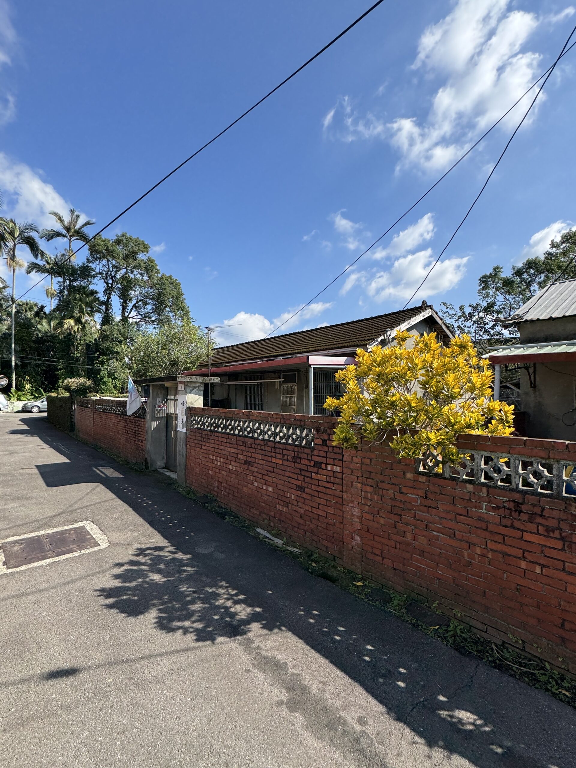 原石門水庫管理局技工宿舍群採雙併與連棟式建築形式，保留前後院落配置，呈現早期生 0 scaled