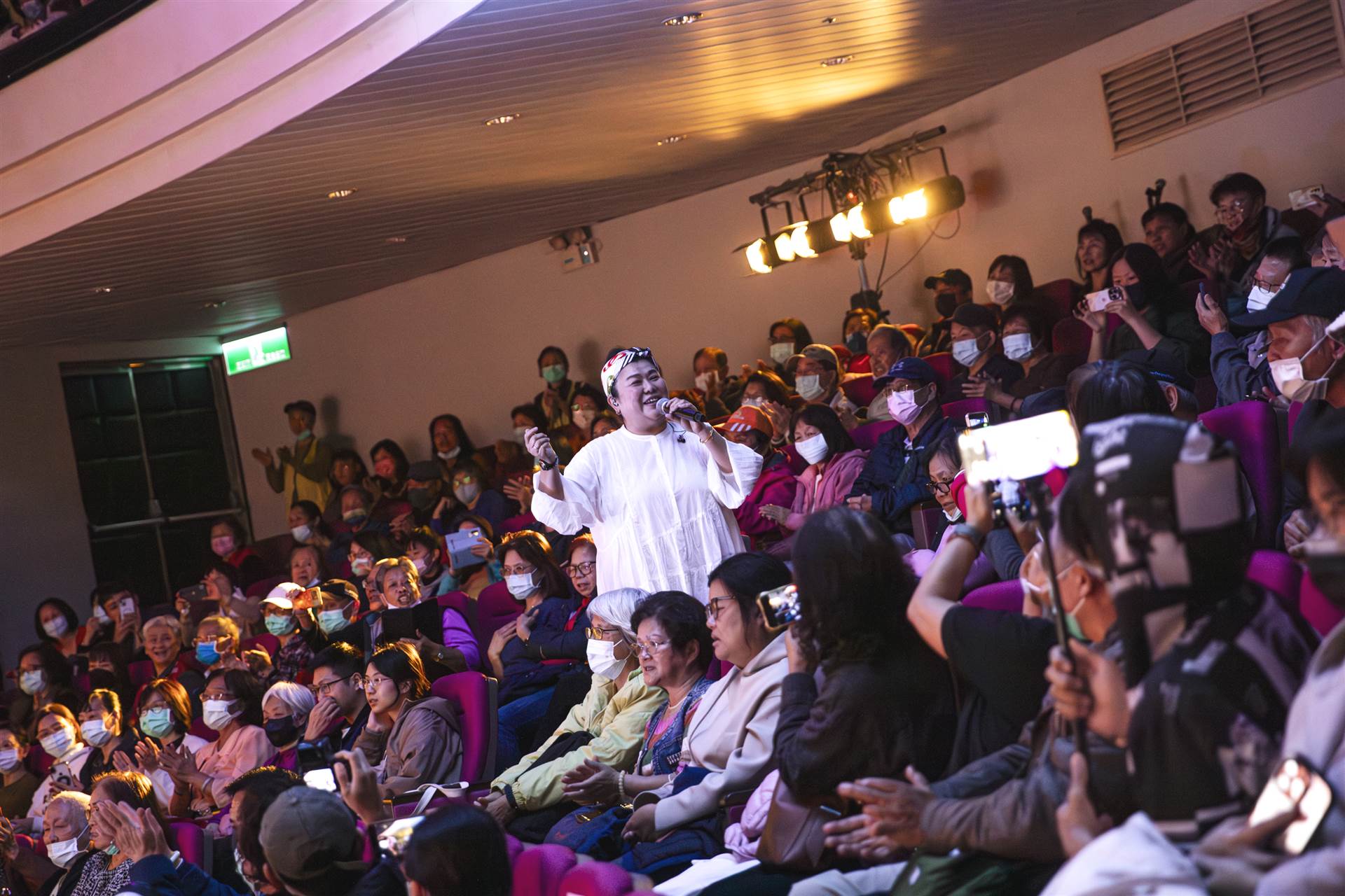 國民媽媽林美秀走入觀眾席，陪伴病友、家屬及醫護團隊度過難忘夜晚
