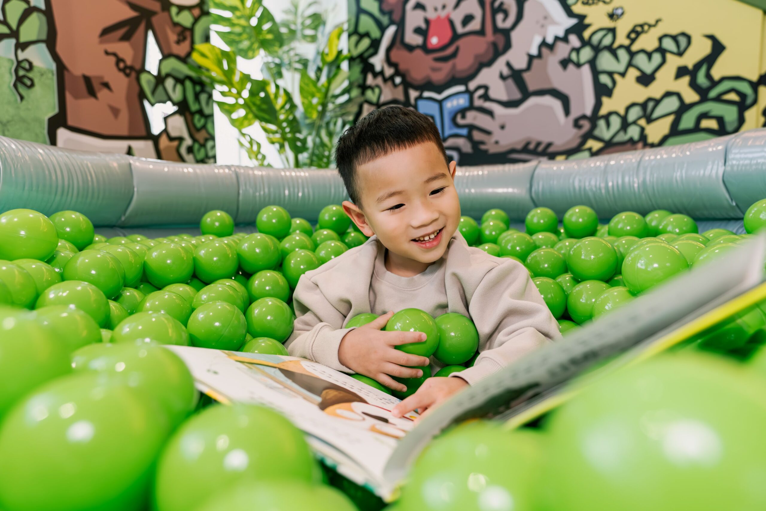 圖2「放大鏡與縮小燈：縮放自如主題書展」現場照片： 在滿滿豌豆粒中閱讀，親自感受縮放的有趣。美好日子電影有限公司 拍攝，桃園市立美術館 提供 scaled