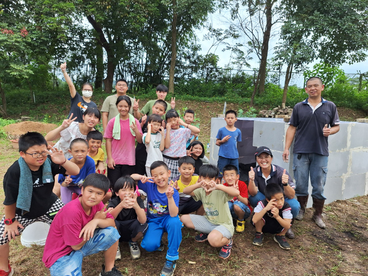 圖4 與三民國小合作辦理農業廢棄物再利用課程 堆肥箱認識及功能介紹 0 0