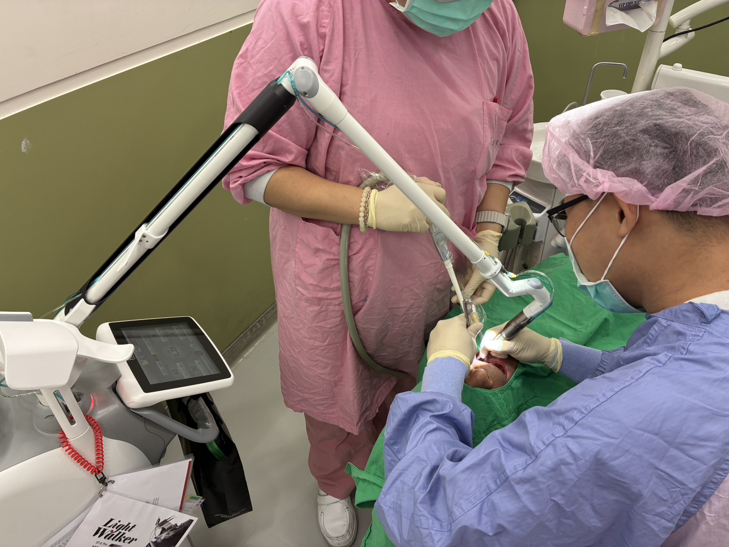 圖三 趙冠齊醫師指出牙周病並非無法避免，關鍵在日常的清潔與定期追蹤，建議每3至6個月進行一次口腔檢查與洗牙，養成正確的刷牙方式並確實清潔牙縫。