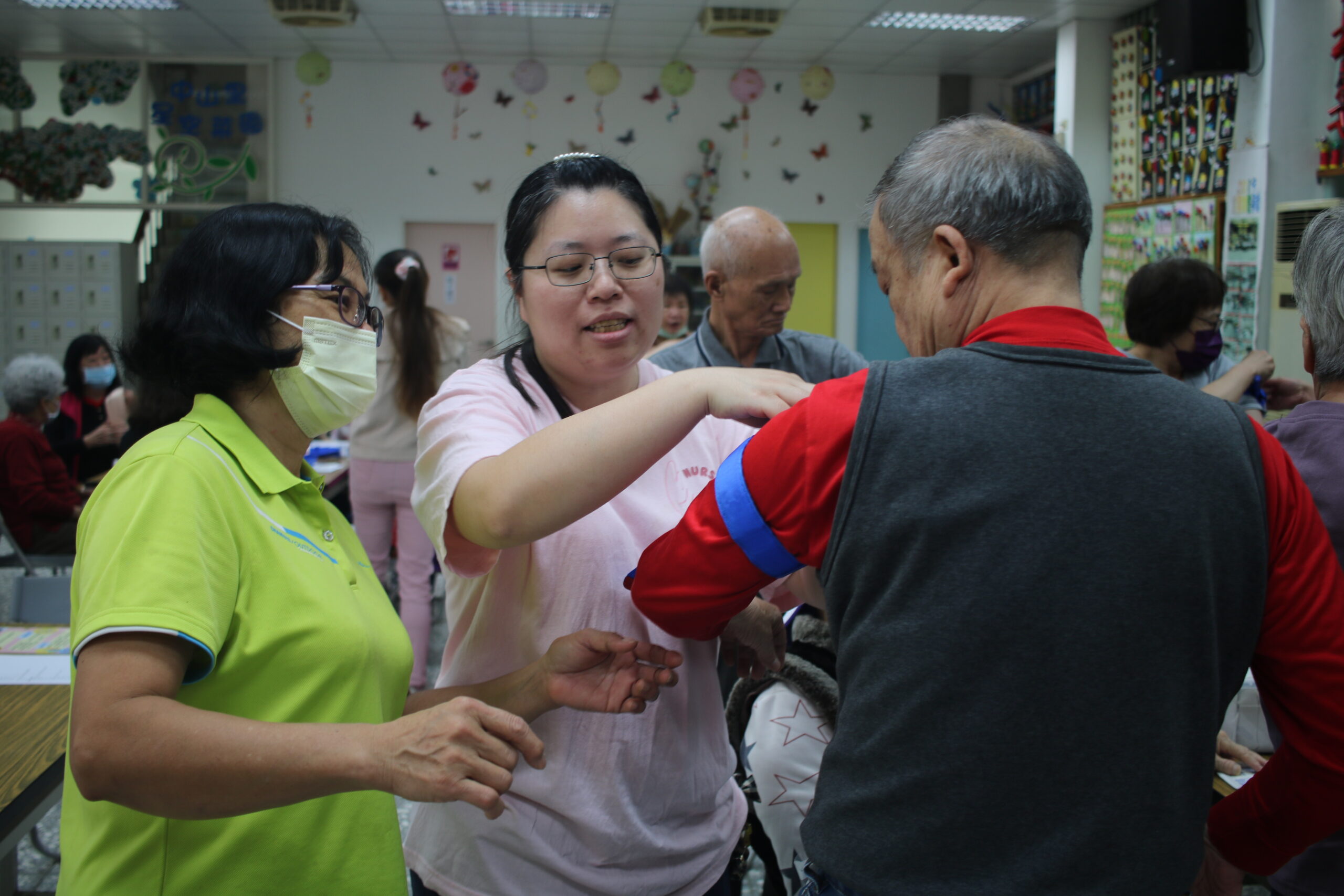 元智大學醫護學院深入鄰里 傳授急救技能提升社區韌性 圖三教導民眾如何正確使用止血帶 2 scaled