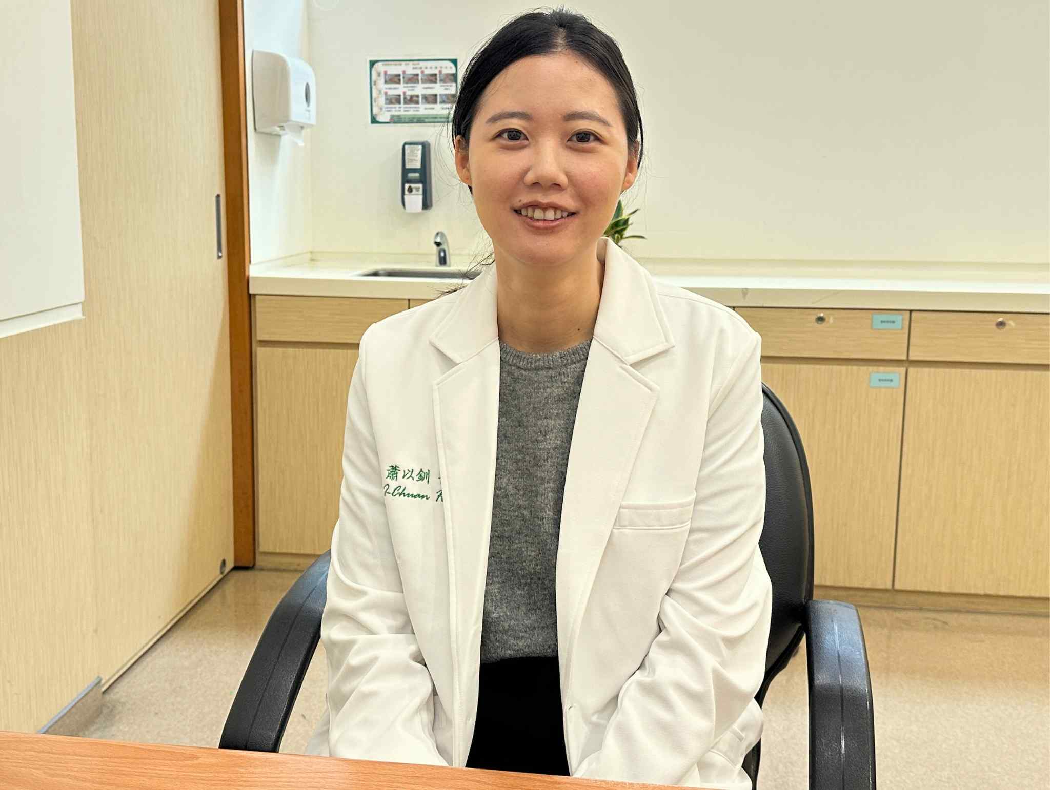 圖二 蕭以釧醫師指出月經週期的穩定仰賴下視丘 腦下垂體 卵巢（HPO）軸的調控，而現代生活型態如壓力與焦慮、睡眠不足、久坐不動、飲食不當因素恰恰是破壞這個平衡的關鍵。