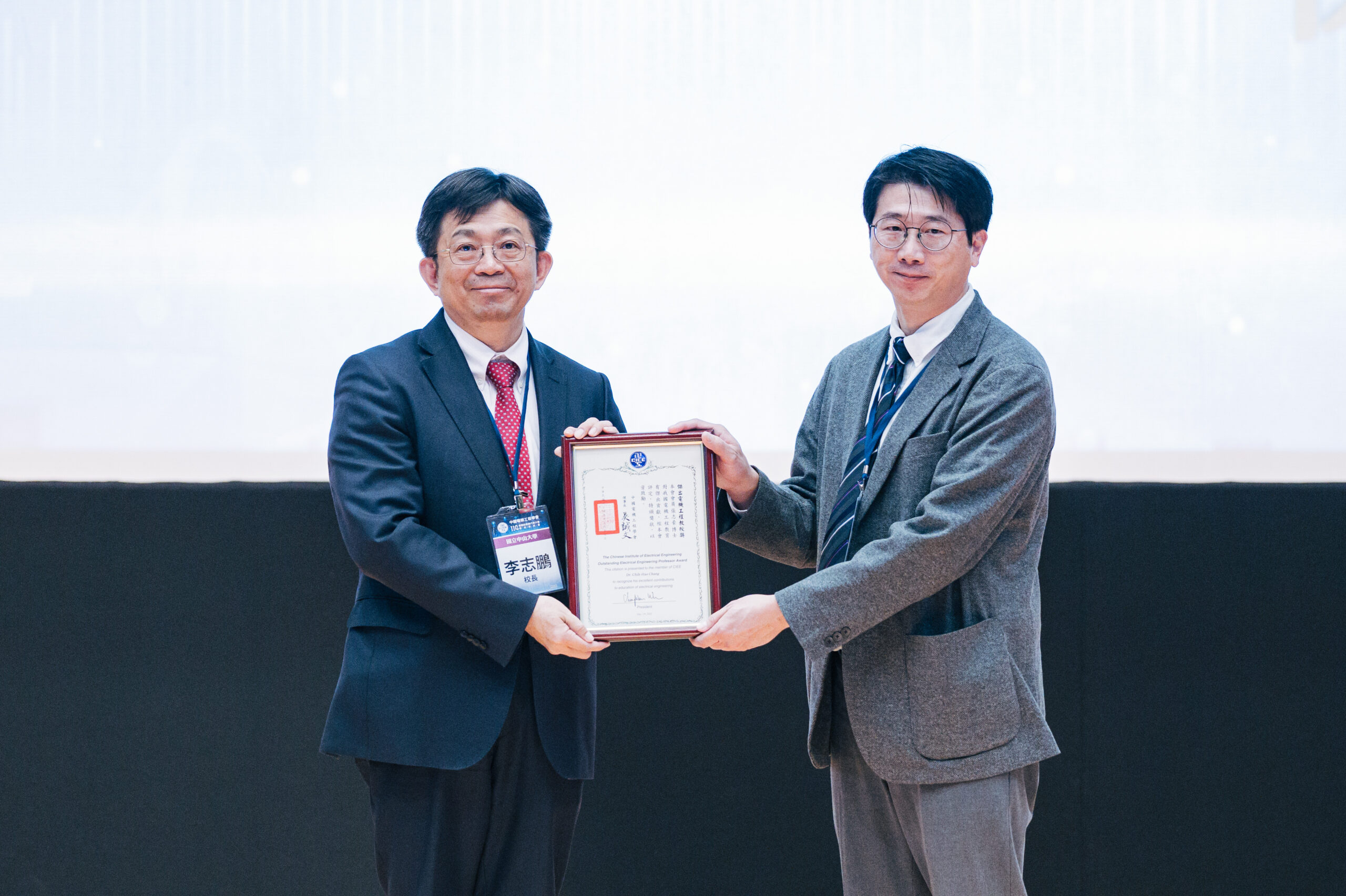 圖二元智大學電機系張志豪特聘教授獲中國電機工程學會傑出電機工程教授獎。 scaled