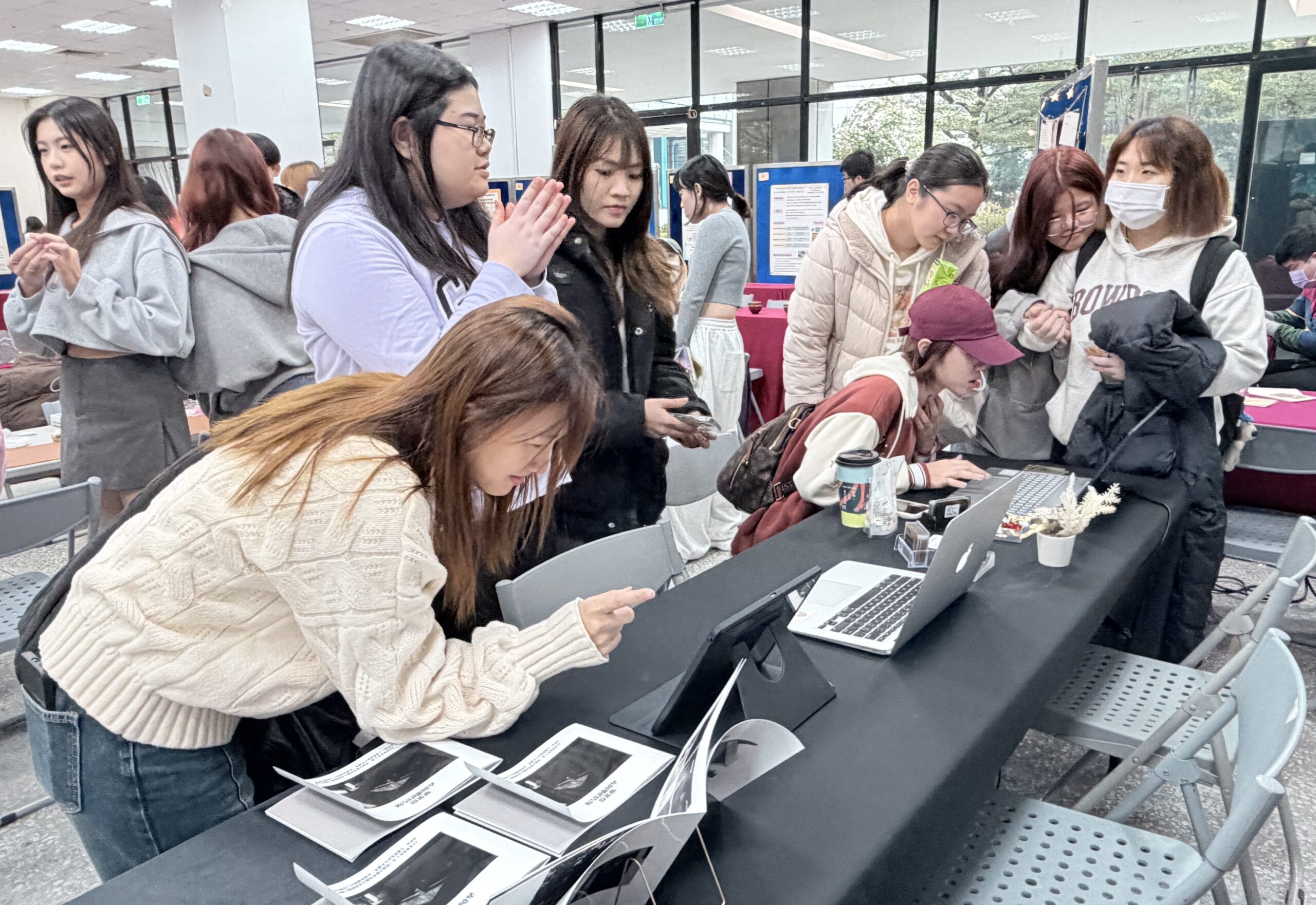 圖五元智大學中語系、應外系攜手展成果，歡迎參觀。 scaled