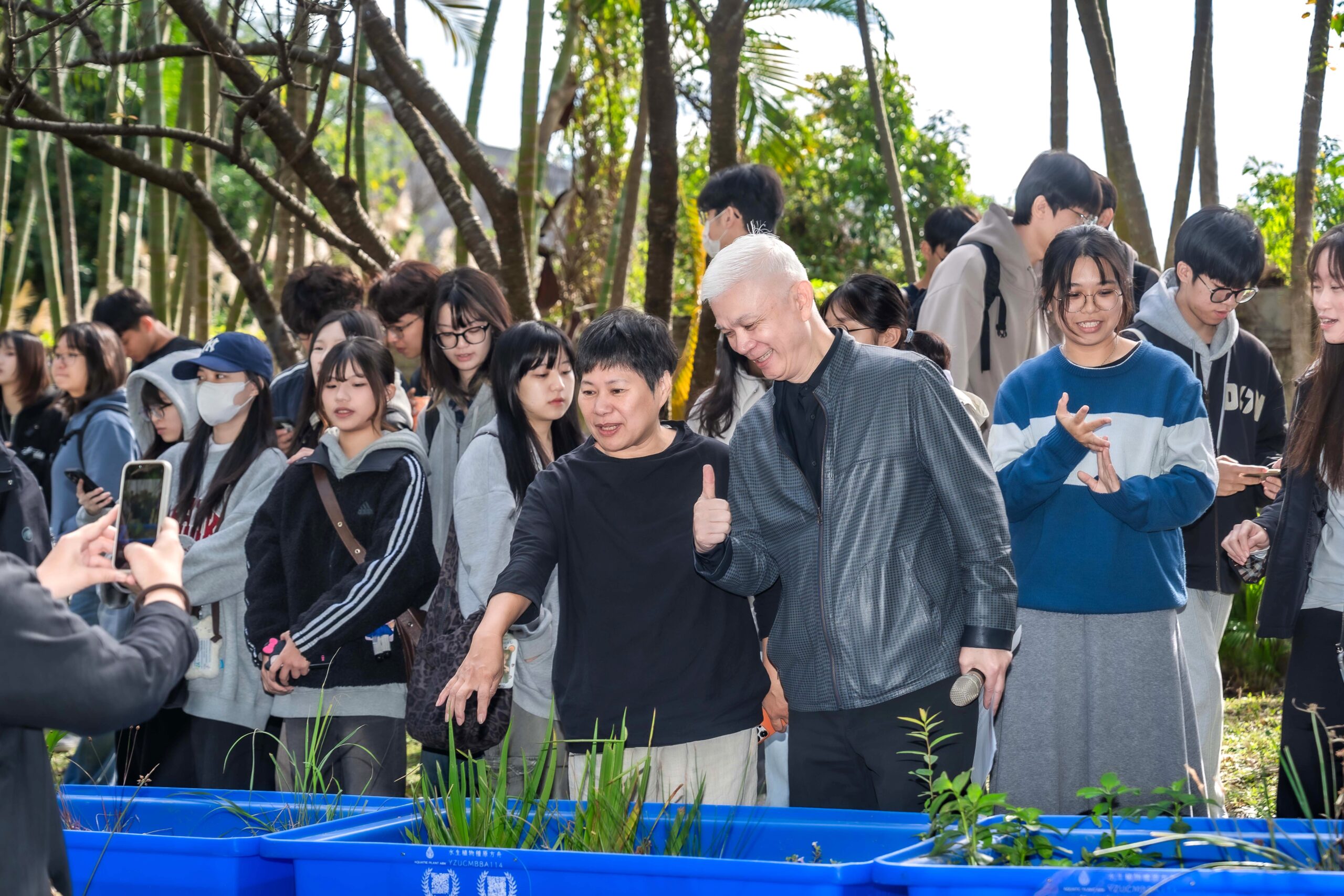 圖四元智大學管理學院與桃園和平生態農場、春燕生態農場合作推動水生植物復育，左為春燕生態農場共同創辦人余孟芬，右為元智大學管理學院陳懷傑教授。 scaled