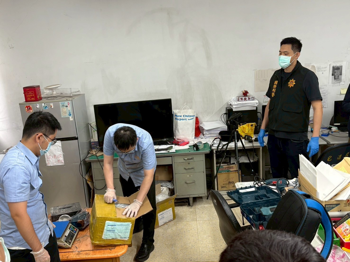 寄「市值逾2億元海洛因磚」來台 跨境運毒集團被逮 專案小組會同財政部關務署開箱照片