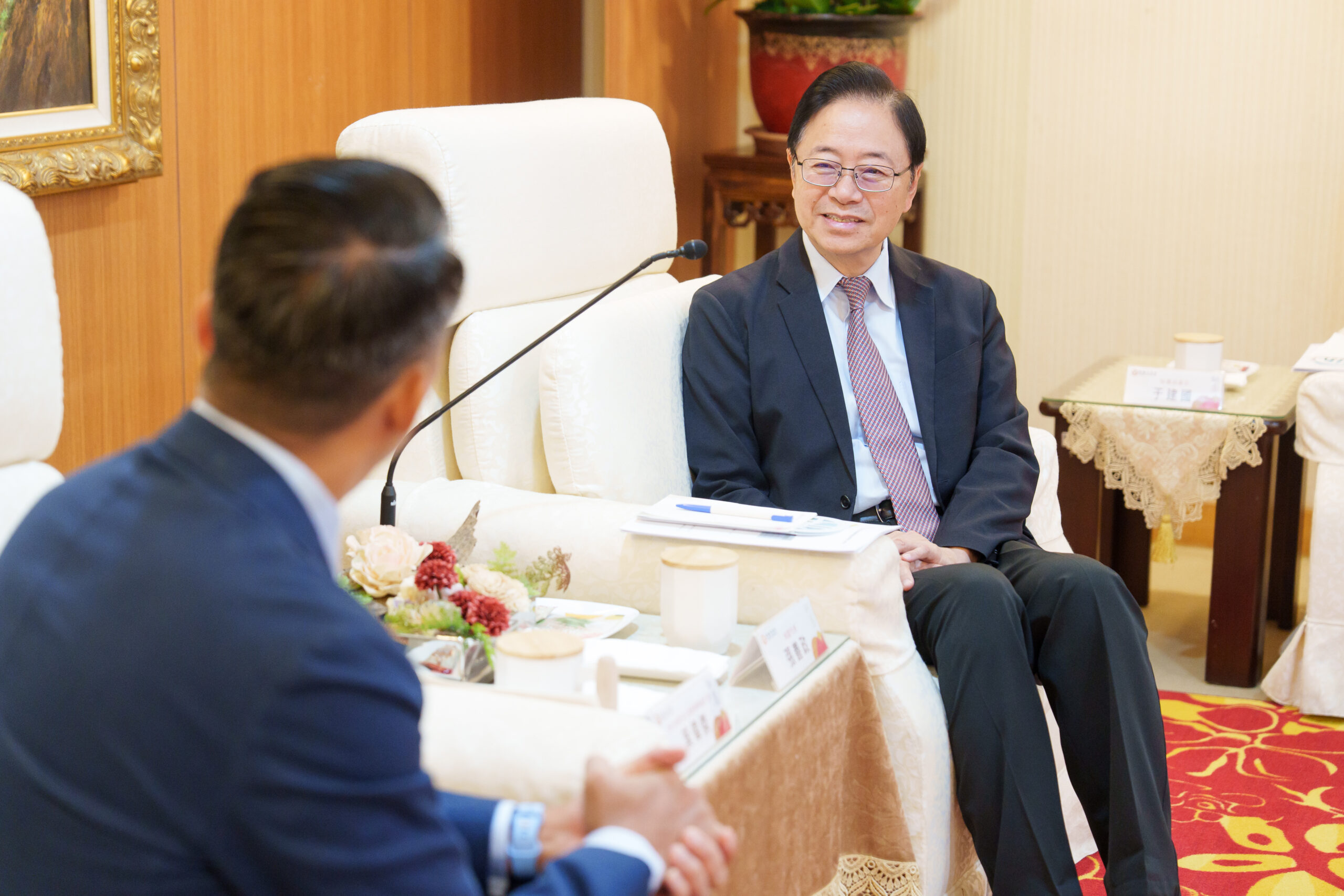 張市長非常感謝葉代表任內積極推動台星交流及桃園和新加坡的各領域合作，亦參與桃園 0 scaled