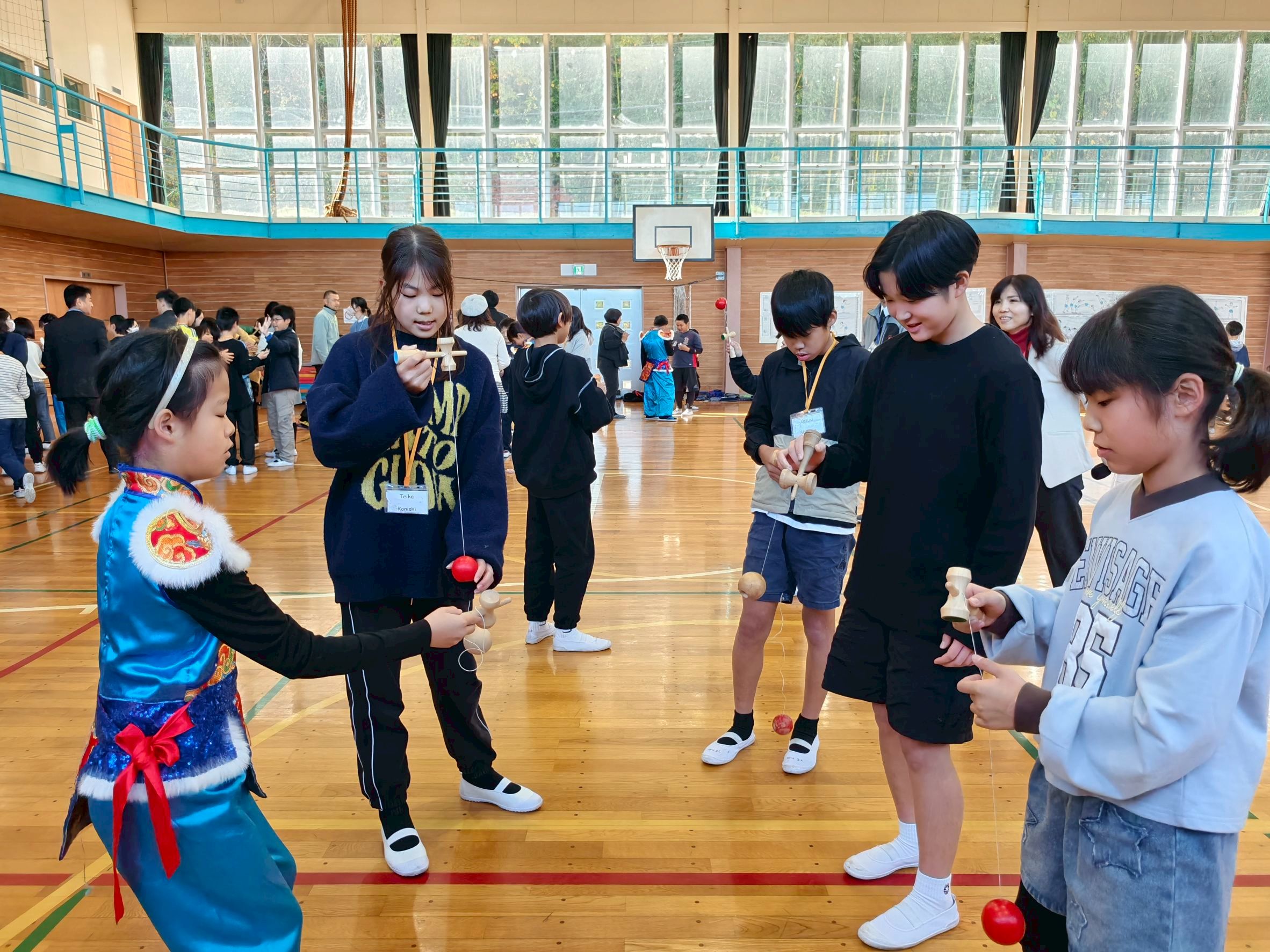 桃園新屋社子國小師生赴日交流 培養學童全球視野 社子國小03 與瑞穗小學玩劍玉童玩 0 0