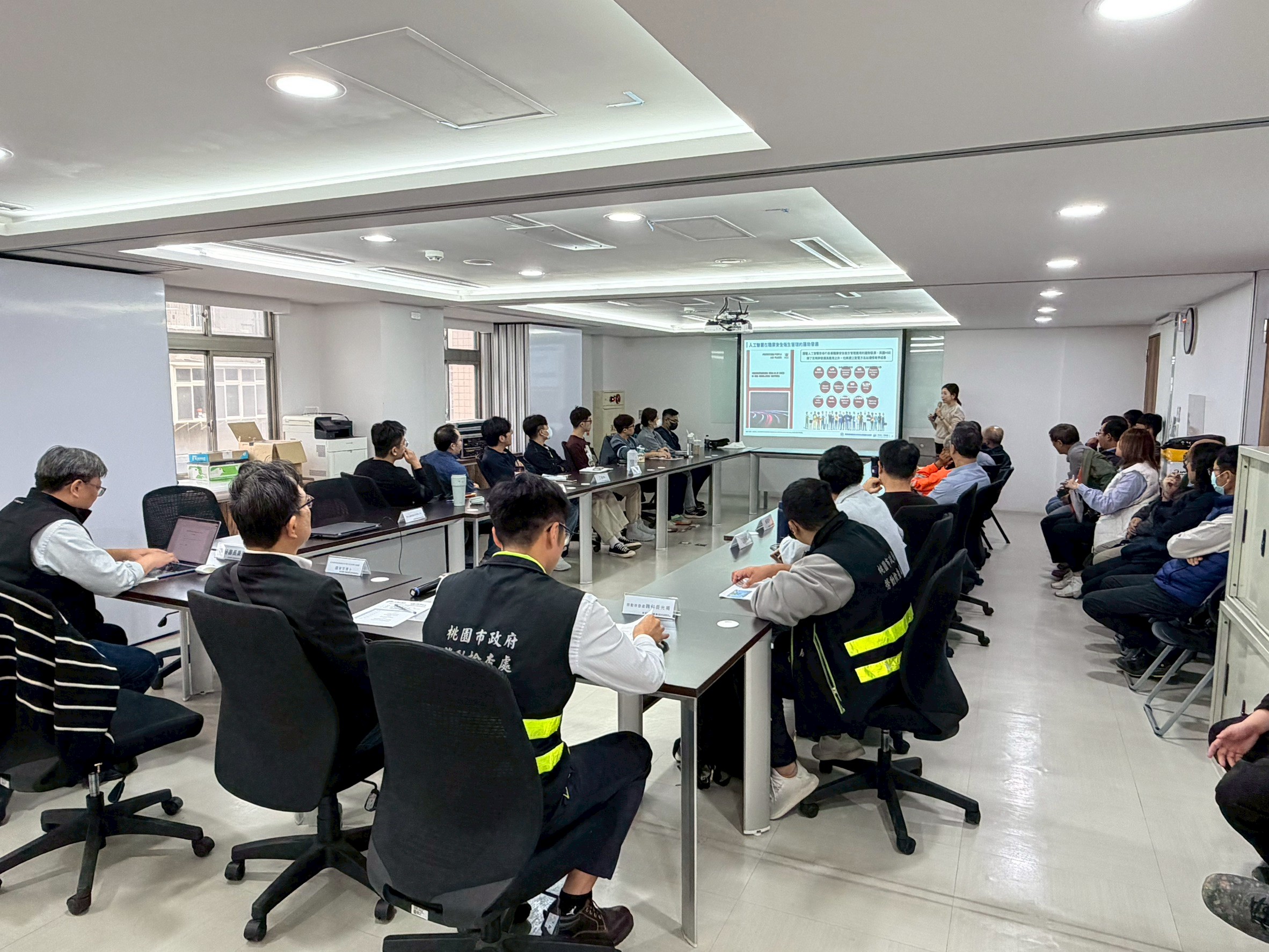 桃園新工處、勞檢處辦理職業安全衛生高階主管座談會 交流最新職安思維 羅紫萍博士進行生成式 AI 在營造業科技減災的應用教學 0