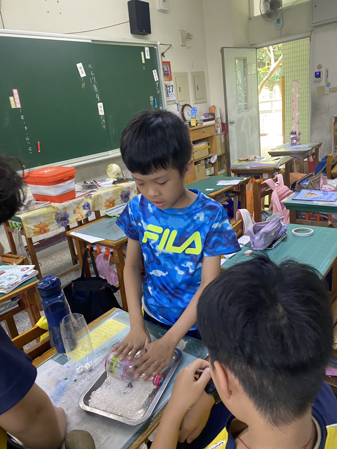 龜山自強國小推動蛋殼再利用 師生製作肥料為植物「加菜」 自強國小05 學生模擬壓路機粉碎蛋殼 0 0