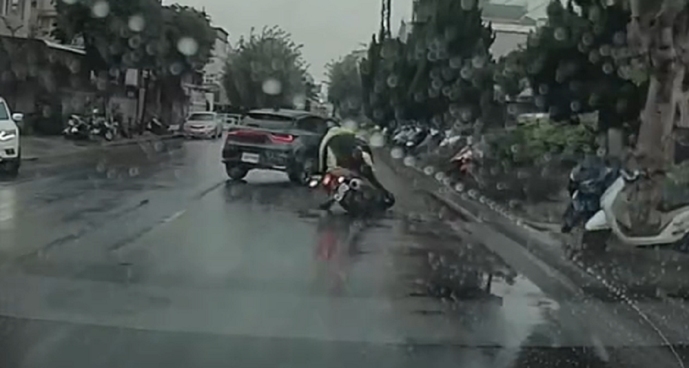 【有片】中壢騎士為閃左轉車 急煞慘摔「大字型」倒地不起 螢幕擷取畫面 2029