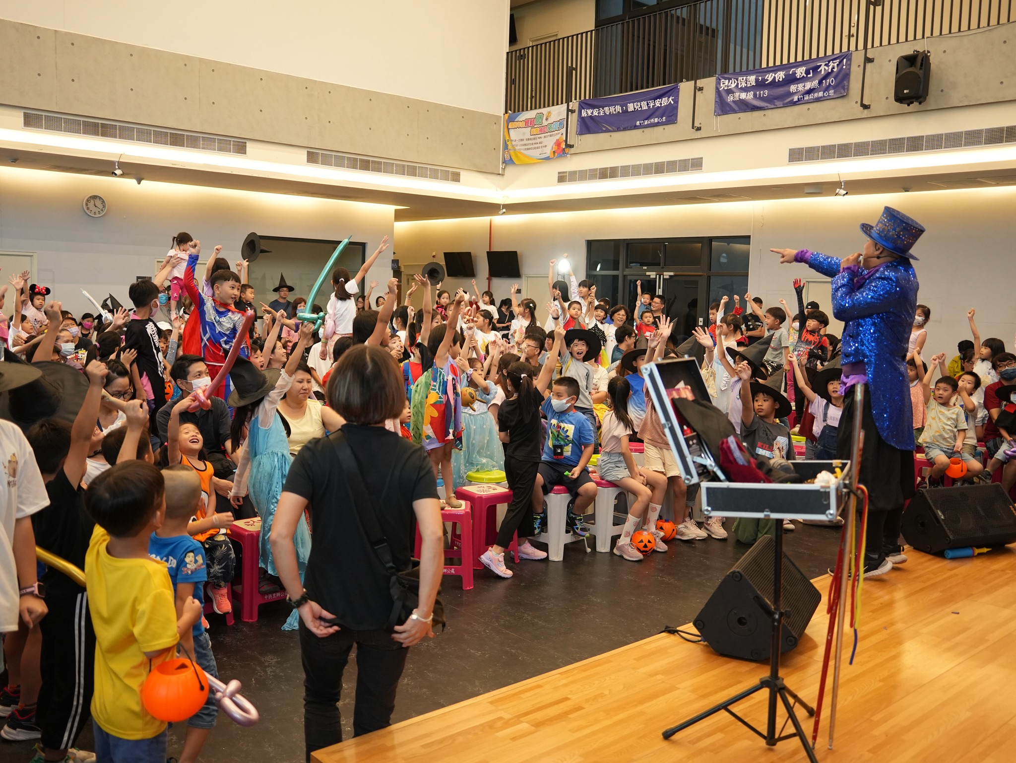 透過戲劇、音樂與互動，讓觀眾在歡笑與節奏中學習「星際能量」與「宇宙奧祕」。