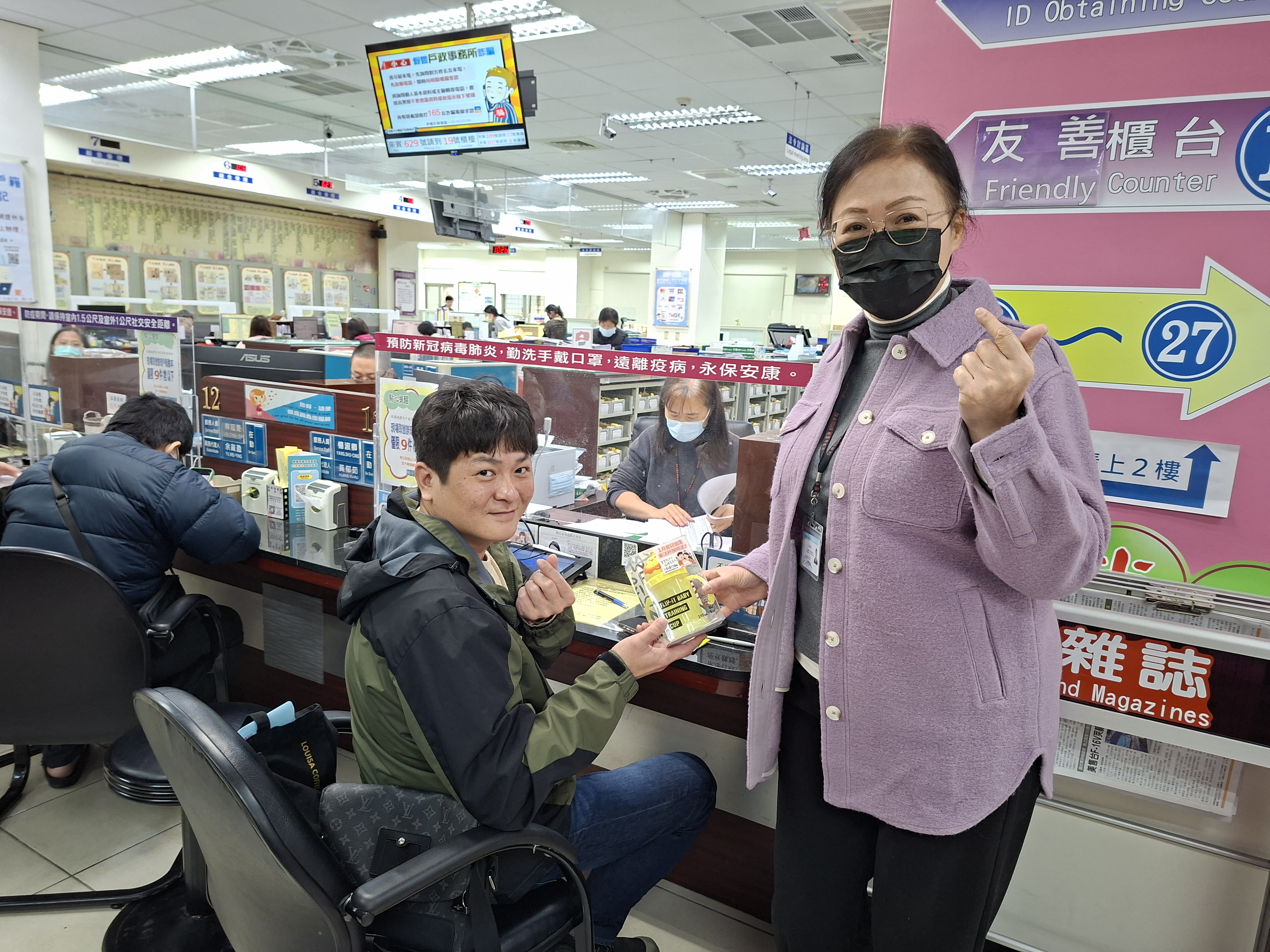 桃園民政局「出生登記送好禮」開跑 戶所一站式服務超貼心 中壢戶政 1150102主任致贈樂活杯王紹維 1