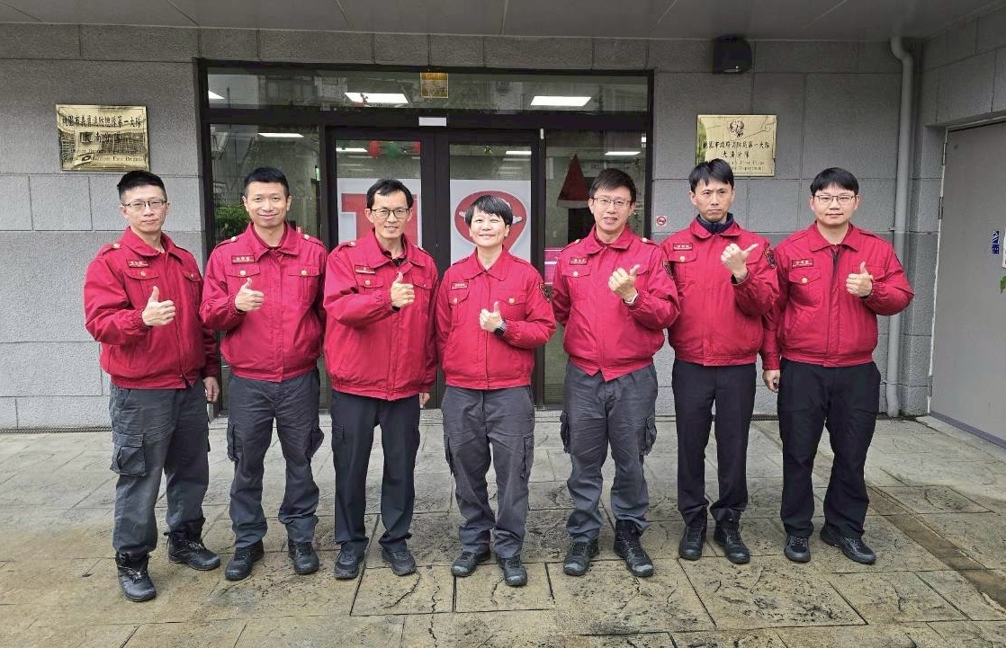 大湳消防黃翊真成桃園首位女性小隊長 電視台資深記者成功轉換跑道 合照 0